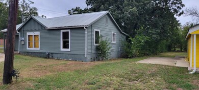 600 Water St, Whitesboro, TX 76273 - photo 2