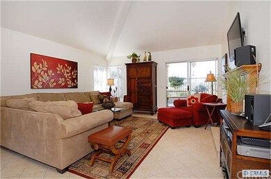 INVITING LIVING ROOM