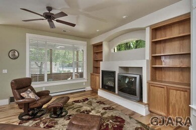 Built-in bookcases in the living room stay and pro