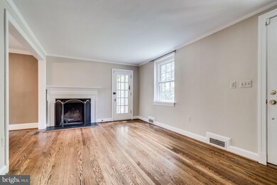 407 Yale Dr, Alexandria, VA 22314 - photo 4