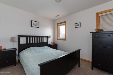 06-master-bed