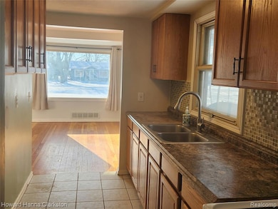 5748 Graves St, Waterford, MI 48327 - photo 5