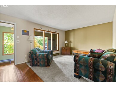Living Room/Entrance