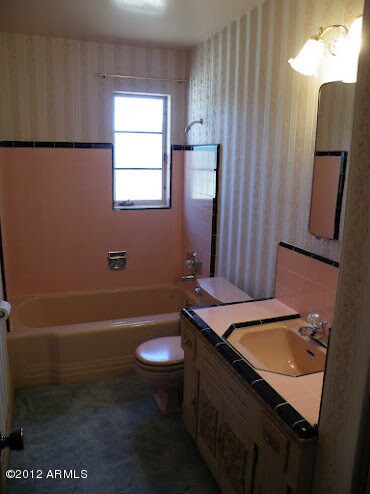 Bath 2 in Hallway (Closest to Master)