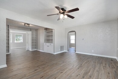 2616 E 11th St-6