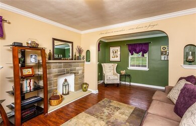 Huge living room with reading nook area and decora