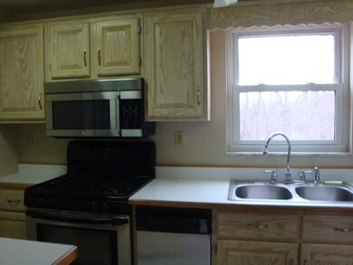 KITCHEN * CUSTOM OAK CABINETS * FULLY EQUIPPED W/S