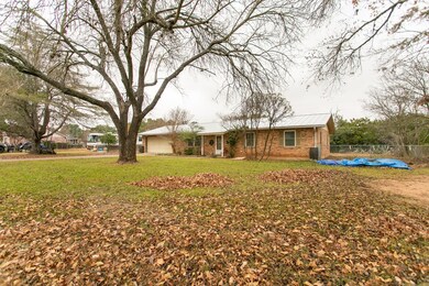 208 Maple St, Fredericksburg, TX 78624 - photo 4