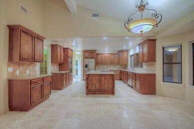 Oversized Kitchen - 34