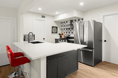 Kitchen with appliances with stainless steel fini