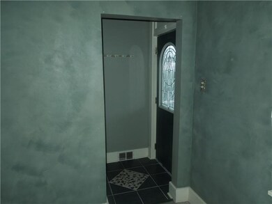 Entry/Foyer.