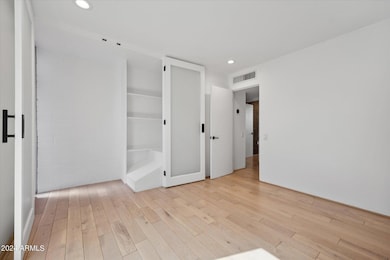 11-P1046271