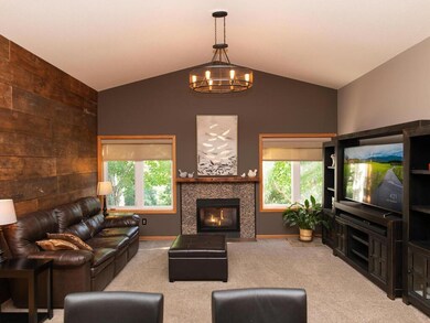 1463 Windsor Ln Shakopee MN 55379 USA-008-017-Livi