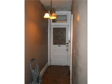 Entry/Foyer.