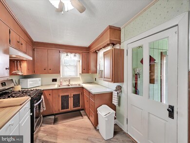 124 S Warren St, Orwigsburg, PA 17961 - photo 6