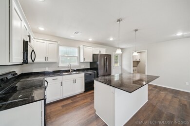 112 E Loy Ave, Chouteau, OK 74337 - photo 6