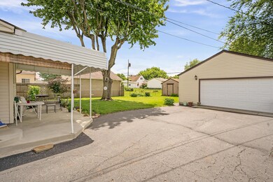 Detached Garage/Parking