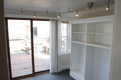Built in shelves in sun room<|><|>