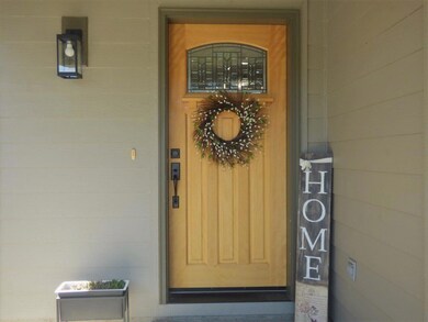 Front Door Entry - Southern Oregon Homes