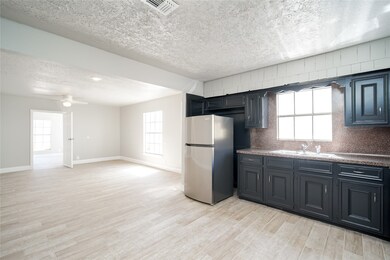 7318 Dahlia St unit C, Houston, TX 77012 - photo 4