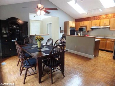 Kitchen - Spacious island kitchen with granite cou