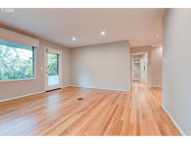 Living Room/Entrance