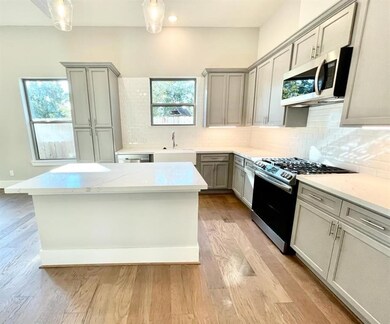 803 Thornton Rd unit D, Houston, TX 77018 - photo 3