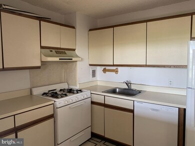 Radnor House unit 522, Bryn Mawr, PA 19010 - photo 5