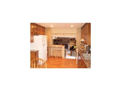 Kitchen. Breakfast bar area.