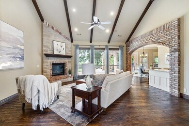 Formal Dining  
16'2 x 13'8.