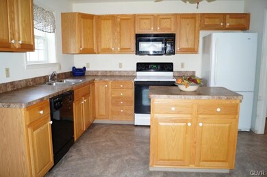 2428 Pine St, Whitehall, PA 18052 - photo 2