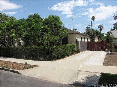 1400sf,300sf basement,900sf Guest Quarters