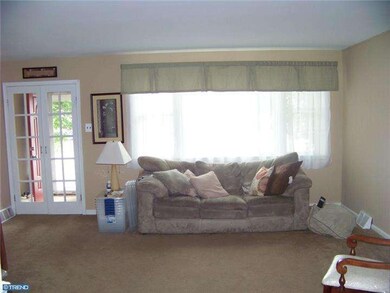 214 Roberts Cir, Norristown, PA 19401 - photo 2