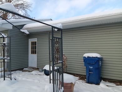 2307 W 38th Place, Davenport, IA 52806 - photo 5