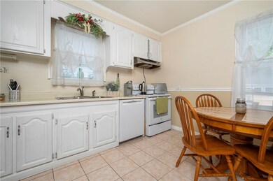 134 Caporal St, Cranston, RI 02910 - photo 4