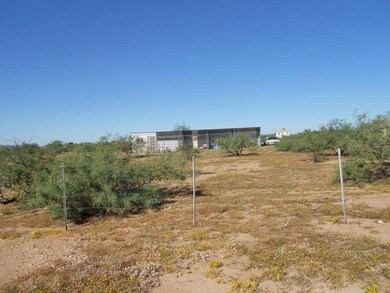 4 STALL HORSE SET UP & CROSS FENCED