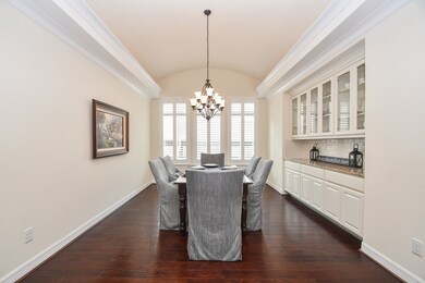Host your friends and family in this stunning dini