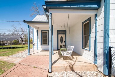 807 Poplar St, Fredericksburg, TX 78624 - photo 2