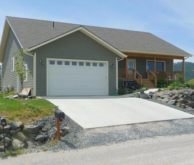 ATTACHED GARAGE/DRIVEWAY