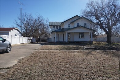711 W Broadway St, Henryetta, OK 74437 - photo 2
