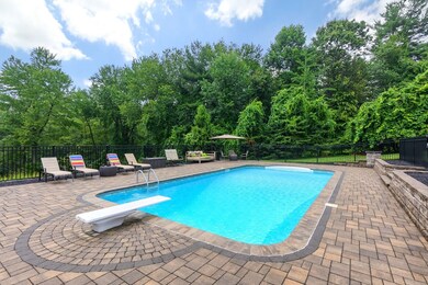 341 Johnny Appleseed Ln, Leominster, MA 01453 - photo 5