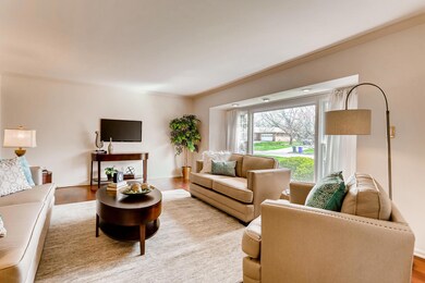 1990 Hythe Road Columbus OH-005-1-Living