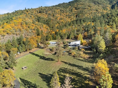 827 Summit Loop, Grants Pass, OR 97527 - photo 3