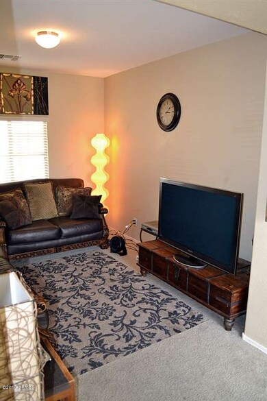 FAMILY ROOM 01