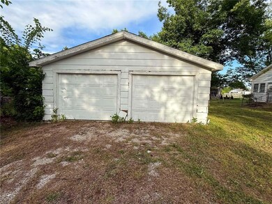 1101 E Sycamore St, Columbus, KS 66725 - photo 6