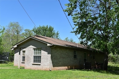 708 W Sterrett St, Hugo, OK 74743 - photo 2
