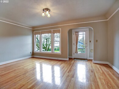 Living Room/Entrance
