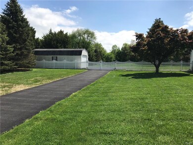 Single Driveway Leads to 1814 Minesite Rd, Parking