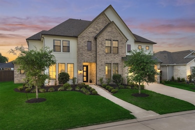 Welcome to 12914 Mustand River Drive in the gated community Bridlecreek.
