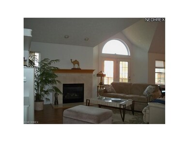 Vaulted Greta Room with Gas fireplace wood laminat